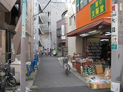 曲がると当接骨院の看板が見えます
