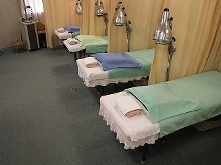 巻き爪・交通事故治療・腰痛・肩こりなどの鍼灸治療や接骨/整骨施術用ベッド