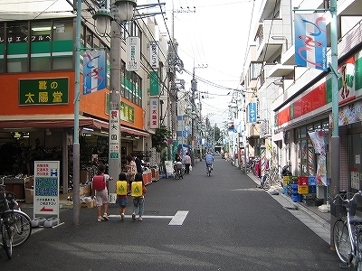靴の太陽堂さんの横の路地に