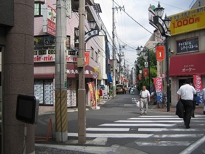 渡ったら右方向に行くとみその接骨院方向へ