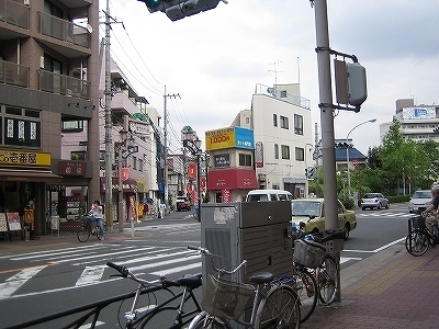 すぐの信号を渡る