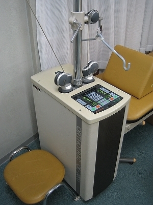 首の痛み、腰痛治療の牽引機器がある接骨院